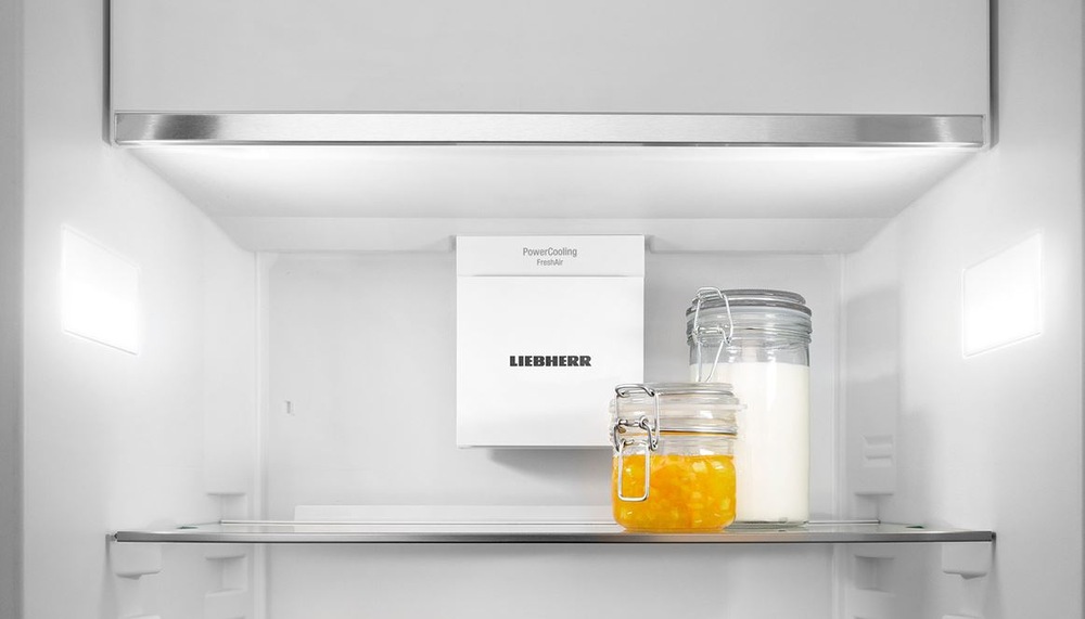 detail na system proudění chladneho vzduchu v lednici liebherr, jehož součástí je filtr s aktivním uhlím. Je umisteny na bílé zadni stěně pod mrazicim boxem.