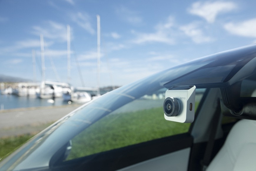 Autokamera 70mai Midrive A400 červená Detail palubní kamery 70mai Midrive A400 za čelním sklem vozidla