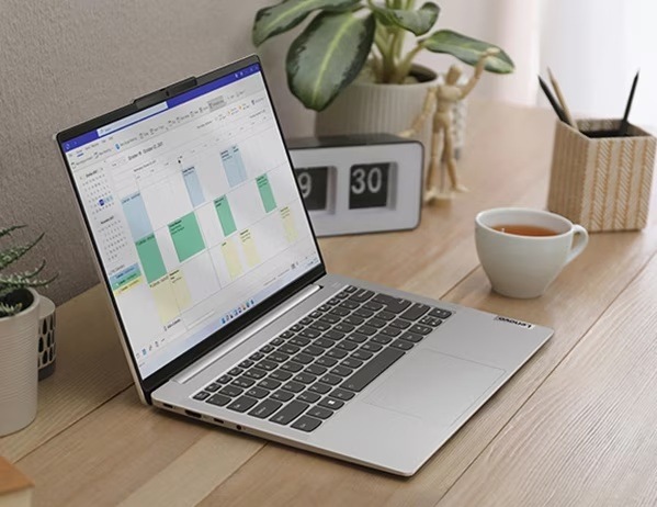 Notebook Lenovo IdeaPad Slim 5 16AHP11 modrý Pracovní stůl s kávou a otevřeným notebookem Lenovo IdeaPad Slim 5