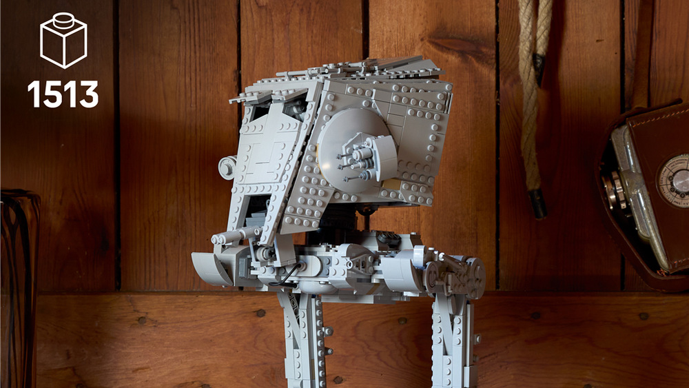 Jedinečná minifigurka řidiče s erbem Impéria doplňuje výstavní model, který potěší fanoušky Star Wars i sběratele.