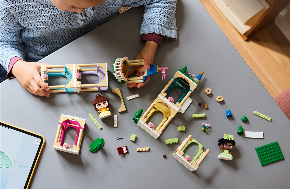 Stavebnice LEGO® │ Disney 43291 Mini Bella a Tiana s hradem Hrad pojme až šest postav a díky otočné ploše nabízí prostor pro vlastní pohádkové scénáře.