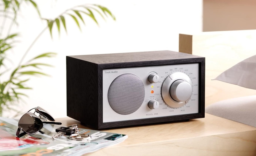 Radiopřijímač Tivoli Audio Model One černý/stříbrný Radiopřijímač Tivoli Audio Model One M1-SLB obsahuje 3" širokopásmový reproduktor