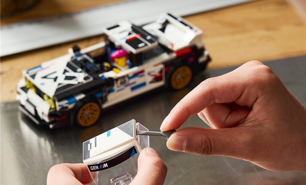 Minifigurka řidičky v outfitu BMW doplní model a zapojí se do vlastních závodních scén.