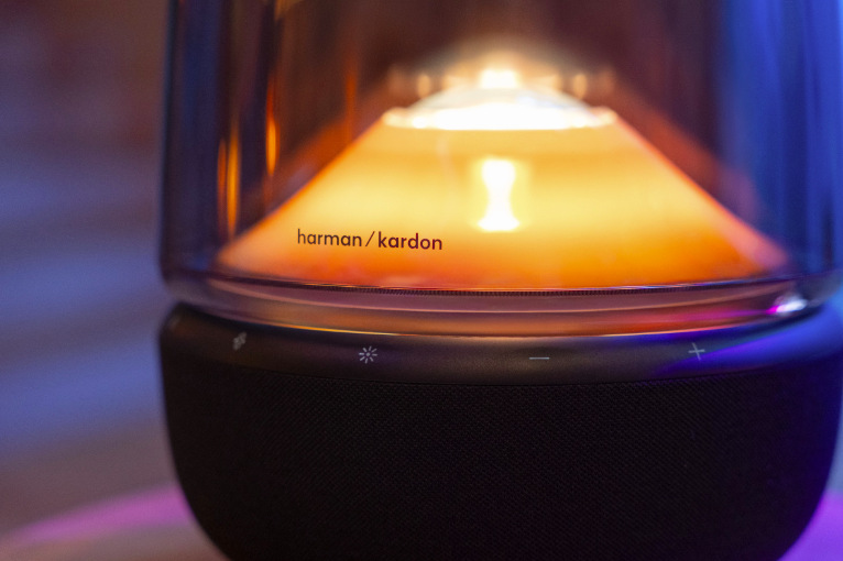 Detail spodní části reproduktoru Harman Kardon Aura Studio 5 s ovládacími prvky