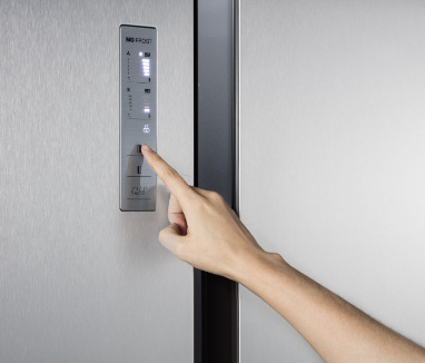 Americká lednice Hisense RS670N4AC1 Ovládání