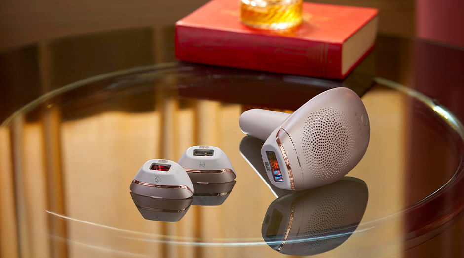 Epilátor Philips Lumea IPL 7000 SC1998/00 bílý Epilátor Philips SC1998/00 Lumea IPL 7000 je položený na stole