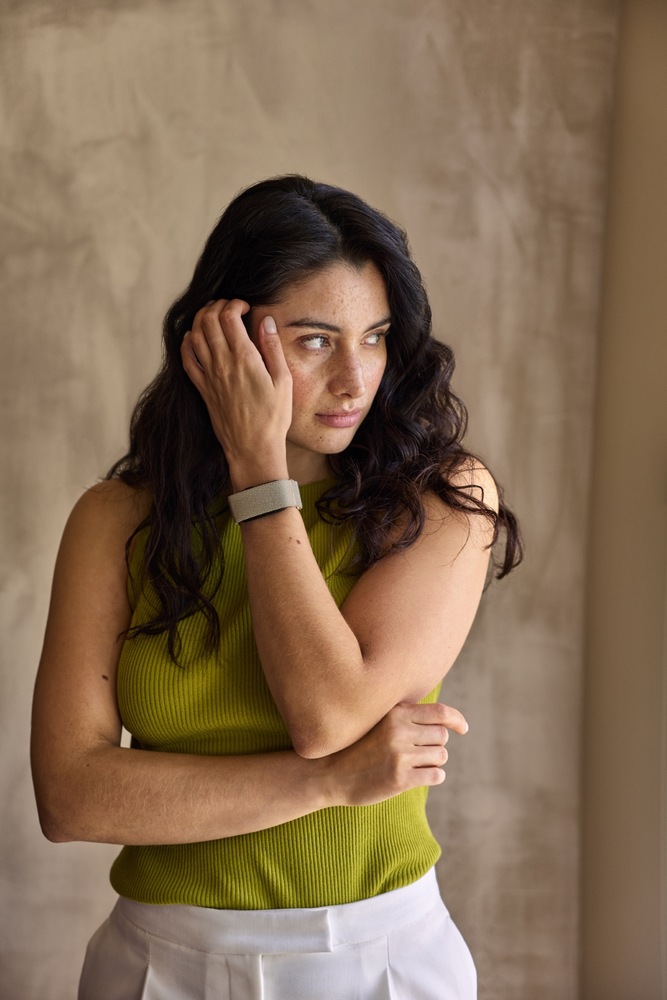 Fitness náramek Garmin CIRQA™ Smart Band S/M černý Žena má na zápěstí fitness náramek CIRQA Smart Band s elegantním nylonovým řemínkem
