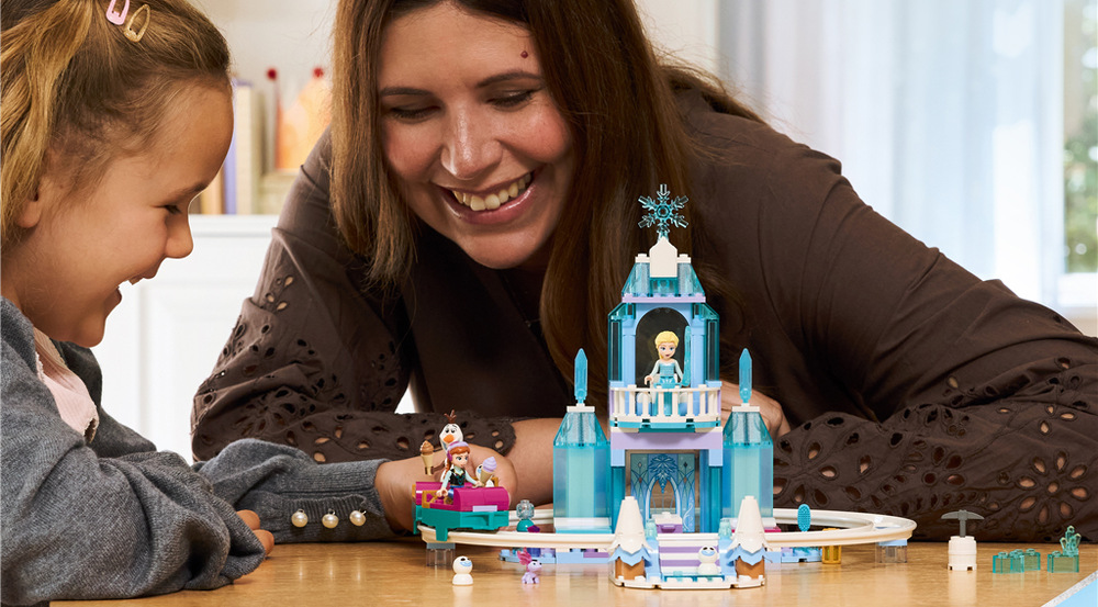 Stavebnice LEGO® │ Disney Ledové království 43281 Elsin ledový palác a jízda na sněhu 216 kostek LEGO a pět velkých začátečnických kostek usnadní první stavitelské krůčky dětem už od čtyř let.