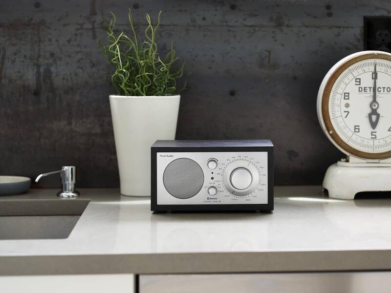 Radiopřijímač Tivoli Audio Model One BT černý/stříbrný Radiopřijímač Tivoli Audio Model One BT černý/stříbrný