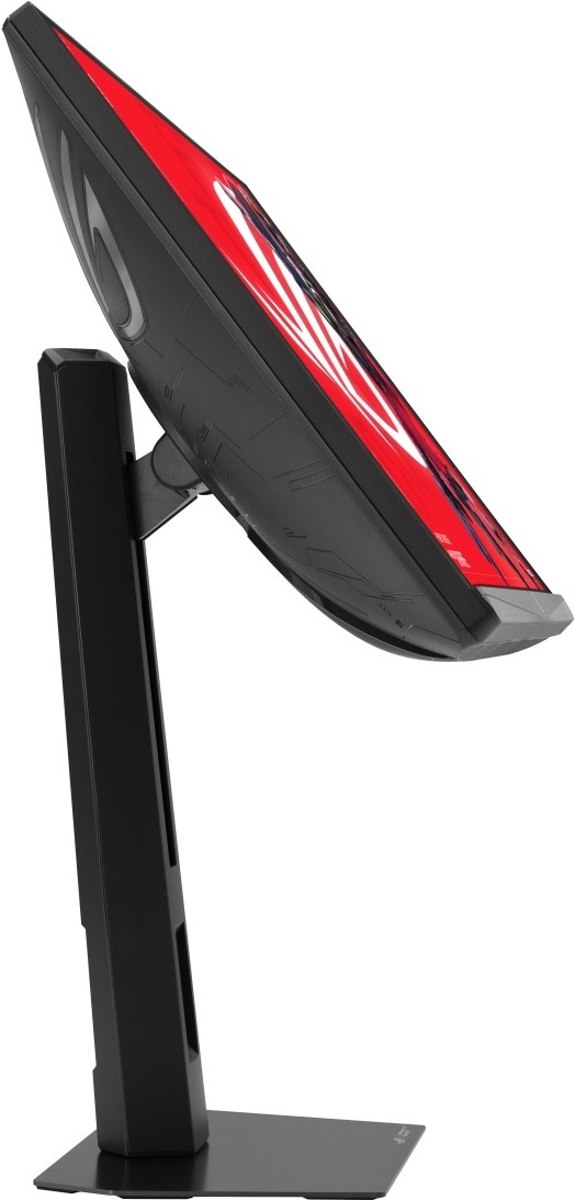 Herní monitor Asus ROG Strix XG248QSG Ace černý Na obrázku je herní monitor ASUS ROG Strix z bočního pohledu. Monitor je nakloněný mírně dozadu, takže je dobře vidět jeho tenké tělo, černý zadní kryt s herním vzorem a červená grafika na obrazovce. Displej drží robustní výškově nastavitelný stojan s hranatým sloupkem a plochou základnou. Snímek ukazuje možnost náklonu monitoru a jeho štíhlý profil z boku.