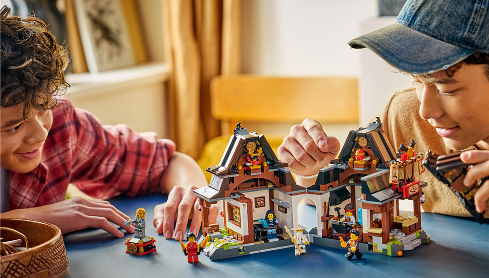 Hotová kovárna vynikne propracovaným interiérem a díky aplikaci LEGO Builder se snadno staví i prohlíží.