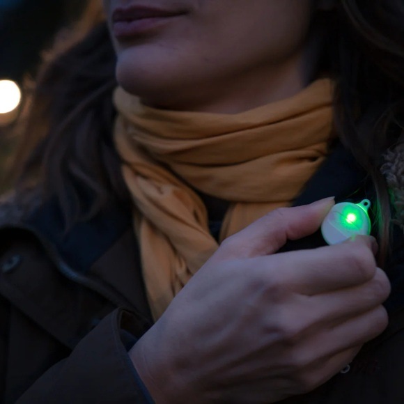 Chytrý osobní alarm Plegium Smart Emergency Button Wearable bílý