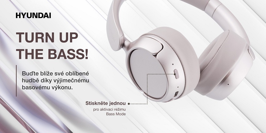 Sluchátka Hyundai HBTM 50RT rose gold Detailní záběr na tmavá náhlavní sluchátka Hyundai HBTM 50RT s popiskem aktivace režimu Bass Mode. Text "TURN UP THE BASS!" zdůrazňuje mimořádný basový výkon, který se aktivuje stisknutím tlačítka