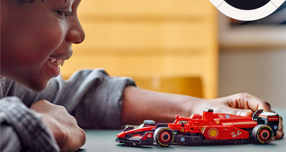 Stavebnice LEGO® Speed Champions 77242 Závodní auto Ferrari SF-24 F1® Kolekci Formule 1 můžete rozšířit o další vozy a vytvořit vlastní startovní pole plné slavných týmů.
