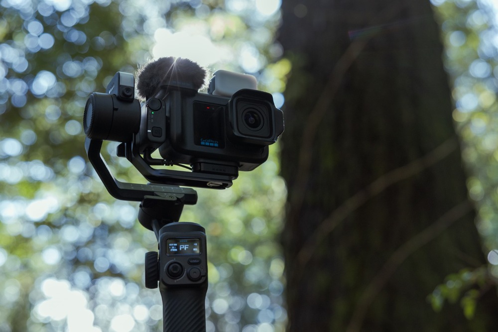Outdoorová kamera GoPro MISSION 1 PRO Ultimate Creator Edition černá Kamera GoPro MISSION 1 PRO na ručním stabilizátoru připravená k natáčení v lese