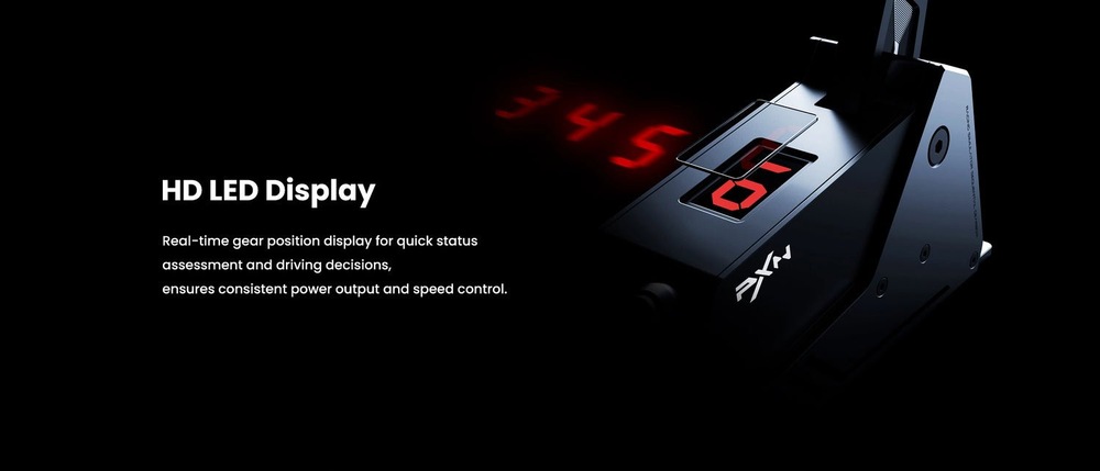 Řadící páka PXN SF SMG Shifter Sequential černá Černý závodní přístrojový panel s červeně svítícím LED displejem, na kterém je zobrazeno číslo „345“, vedle textu popisujícího aktuální zařazený rychlostní stupeň a stav jízdy.