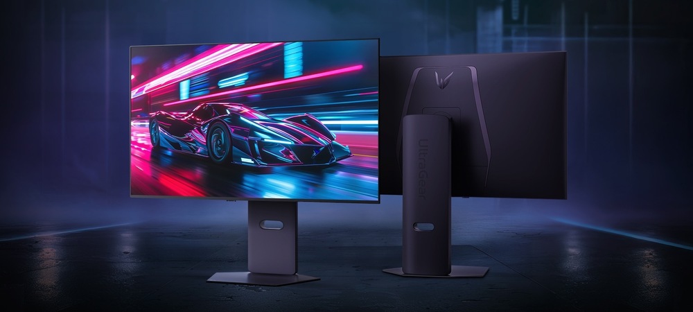 Herní monitor LG UltraGear 32GX850A-B černý Herní monitor viděný z přední i zadní strany na svém displeji zobrazuje futuristické auto projíždějící ulicemi osvětlenými neony.