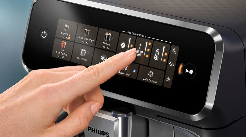 Žena ovládá automatický kávovar Philips EP3329/70 3300 Series dotykovým displejem