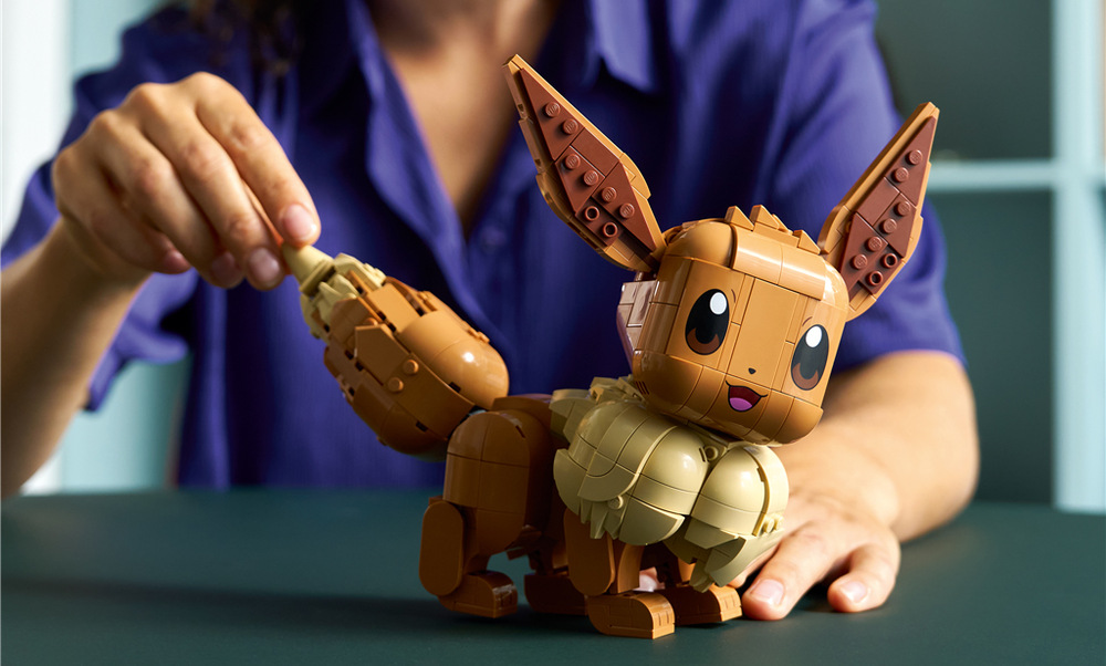 Stavebnice LEGO® Pokémon™ 72151 Eevee Aplikace LEGO Builder umožní společné stavění a nabídne 3D návod pro přehledné sestavování modelu