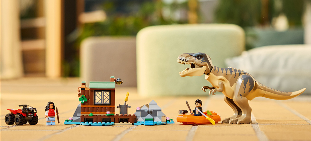 Stavebnice LEGO® Jurassic World 76975 T-rex a útěk po řece Velký T-rex má pohyblivé nohy, paže, ocas i hlavu a otevírací čelist pro různé herní scény.