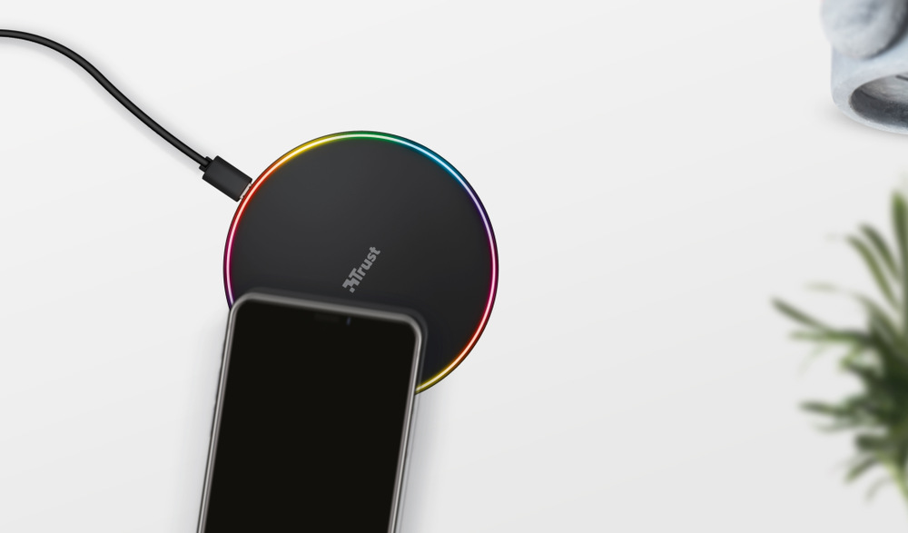 Bezdrátová nabíječka Trust Lumo10 RGB, QC 3.0 černá Bezdrátová nabíječka Trust Lumo10 RGB, QC 3.0 černá