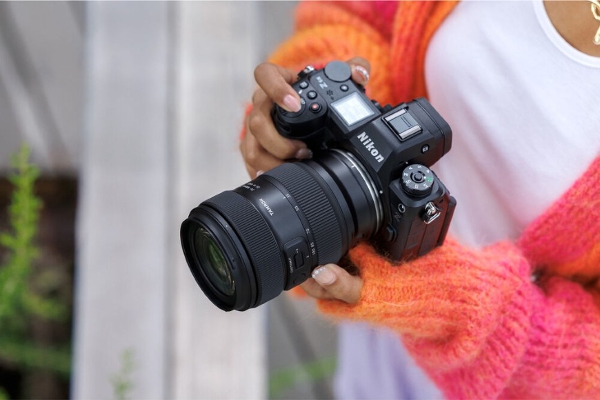 Fotoaparát s kompaktním objektivem Tamron 35–100 mm f/2.8 Di III VXD