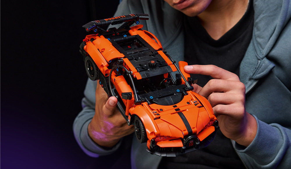 Stavebnice LEGO® Technic 42222 Hyperauto Bugatti Chiron Pur Sport Kód ve stavebnici umožní odemknout digitální Bugatti ve videohře ASPHALT LEGENDS a vyzkoušet ho na závodní dráze.