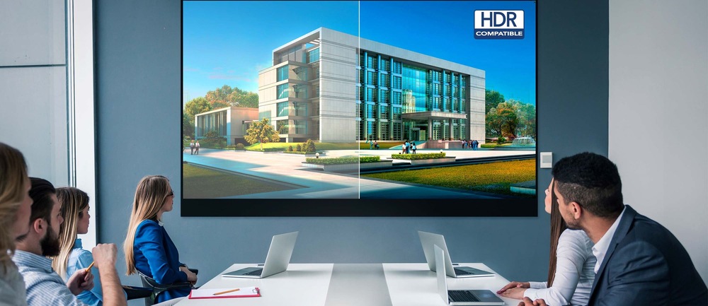 Lidé v kanceláři využívající projektor Optoma ML1080 DLP