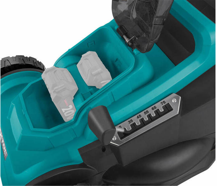 Sekačka EXTOL Industrial 8791903 (bez baterie) Detail prostoru pro baterie a nastavení výšky sečení 25–75 mm u aku sekačky EXTOL Industrial SHARE20V