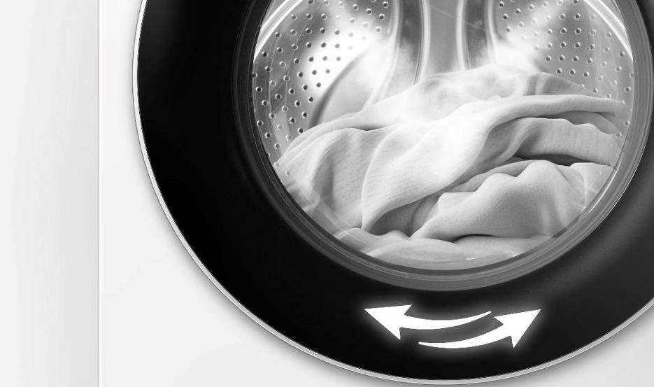 detail na buben pračky hisense s párou. Jsou tam vidět i šipky na obě strany, které znazornuji pohyb bubnu.