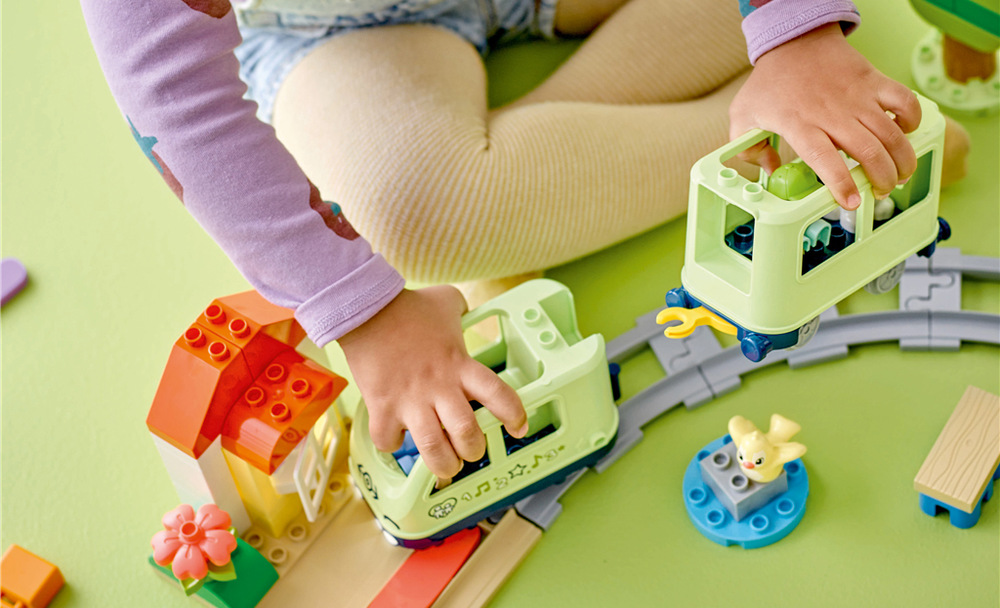 Aplikace LEGO DUPLO přináší další možnosti ovládání vláčku, nahrávání zvuků a inspirace ke společnému hraní.