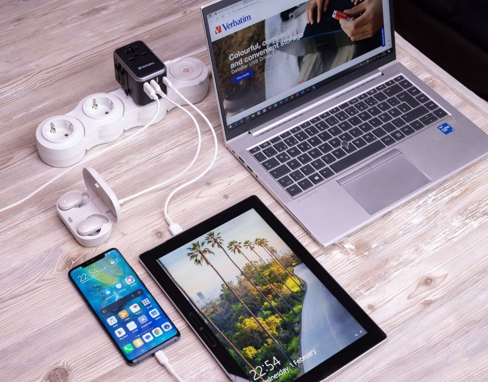 Cestovní adaptér Verbatim UTA-04 s 1 x USB-C PD 61W & QC 3.0 / 1 x USB-C / 3 x USB-A černý Cestovní adaptér Verbatim UTA-04 s 1 x USB-C PD 61W & QC 3.0 / 1 x USB-C / 3 x USB-A černý