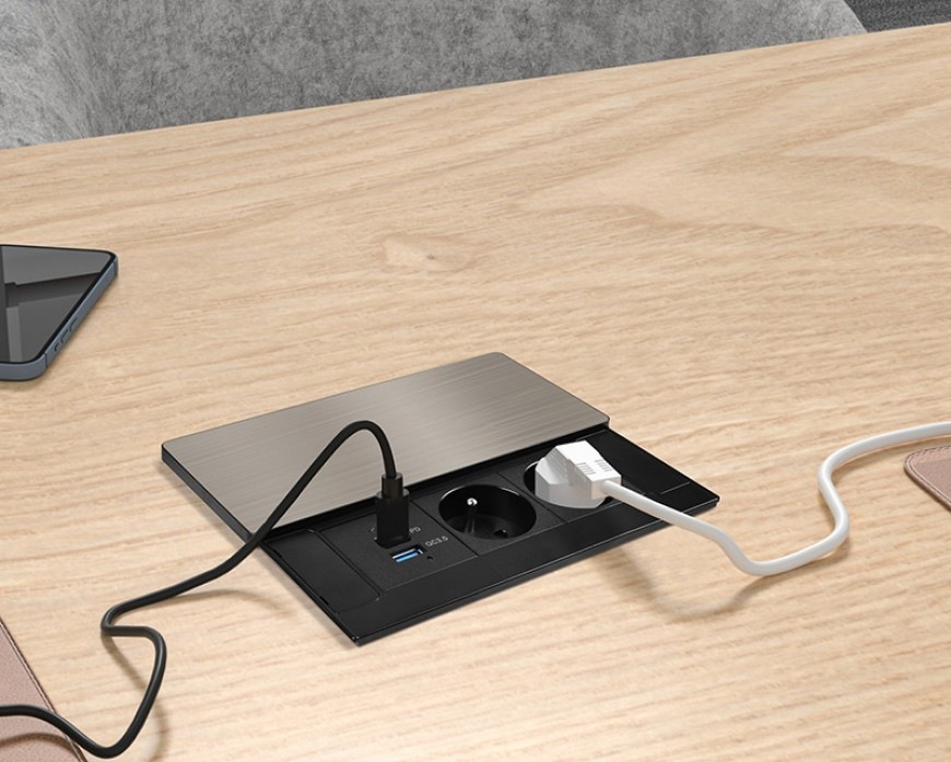 Zásuvkový modul Solight 2 zásuvky, USB-A, USB-C, PD 20W s posuvným krytem instalovaný v desce pracovního stolu