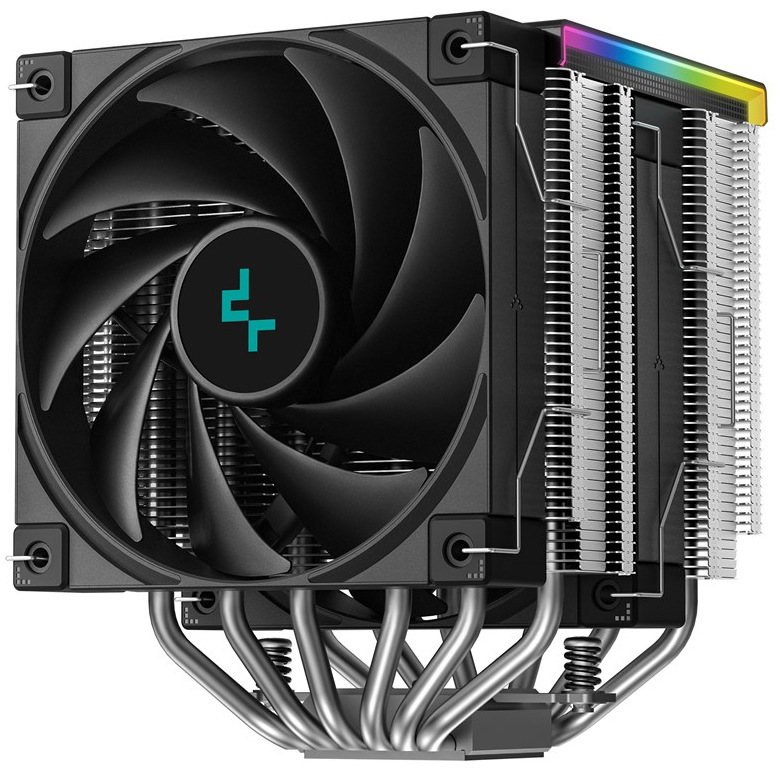 Na obrázku je dvouvěžový chladič CPU DeepCool AK620 Digital SE pro procesor. Vlevo dominuje velký černý ventilátor s kulatým středem a logem, který fouká vzduch skrz chladič. Vpravo jsou dva vedle sebe stojící bloky hustých kovových žeber (dvojitá „věž“), z boku působí stříbrně. Dole je vidět šest zahnutých kovových trubiček (heatpipe), které odvádějí teplo od procesoru do žeber. 