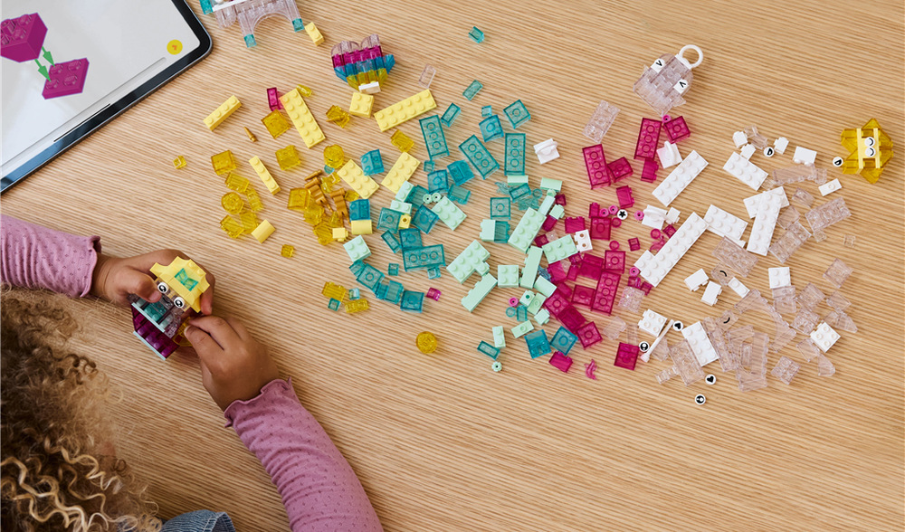 Stavebnice LEGO® Classic 11040 Kouzelná průhledná krabička Speciální dílky s očima, ústy a závěsnými prvky oživí modely a umožní hotové výtvory také vystavit.