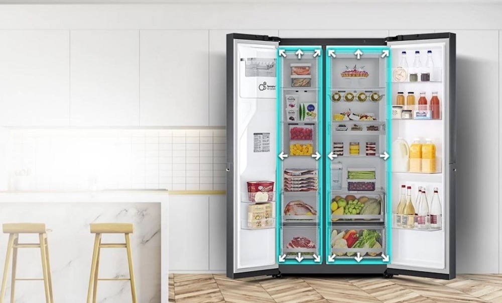 Americká lednice LG GSLE81PYBC nerez otevřená americka lednice LG, otevira se dvěma dveřmi a ma levnou a pravou stranu zvlast pro mrazničku a lednici. LEdnice stoji ve světle kuchyni.