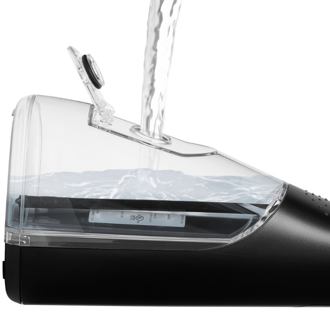 Průhledná nádržka ústní sprchy Waterpik WF26EUB se plní proudem vody