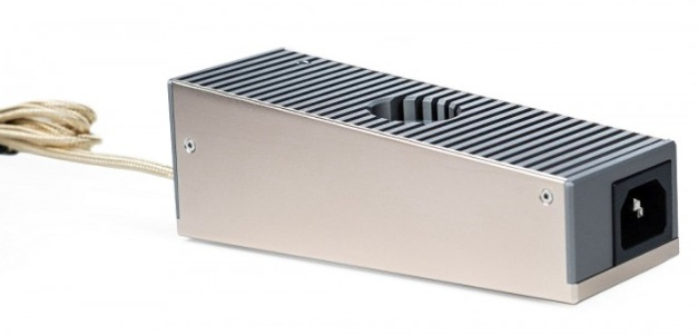 Detail kovového těla napájecího adaptéru iFi SilentPower iPower Elite 12V