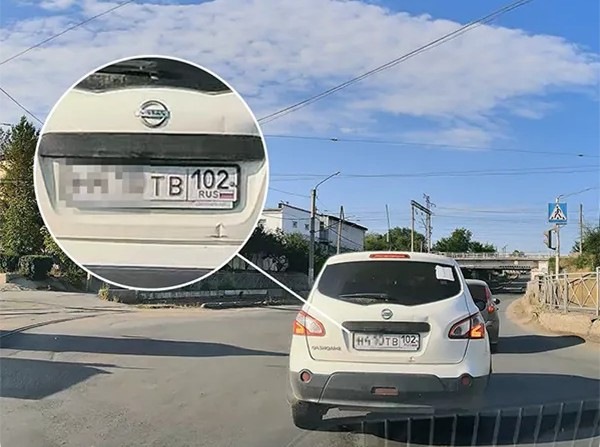 Přiblížený detail dopravní značky vozidla pořízený autokamerou 70mai M800 s vysokým rozlišením