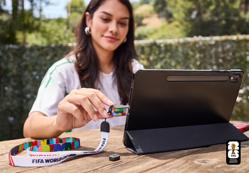 USB Flash SANDISK USB-C Flash Drive FIFA World Cup 2026 64GB černý Připojení USB flashdisku SanDisk FIFA World Cup 2026 k tabletu pomocí USB-C konektoru