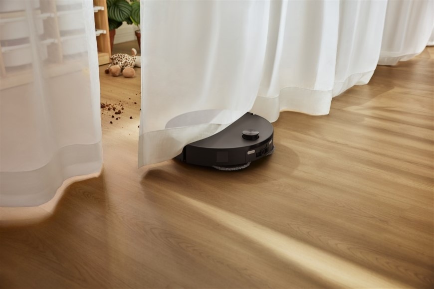 Robotický vysavač Roborock Qrevo Edge 2 Black černý Vysavač Qrevo Edge 2 projíždí pod záclonami do další části místnosti s vysypaným nepořádkem