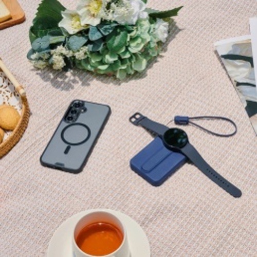 Powerbanka ADAM Elements VIONTA C2 Pro 8-in-1 10000 mAh tmavě modrá Lifestyle záběr příslušenství Adam Elements na piknikovém prostírání – powerbanka, hodinky a sluchátka.