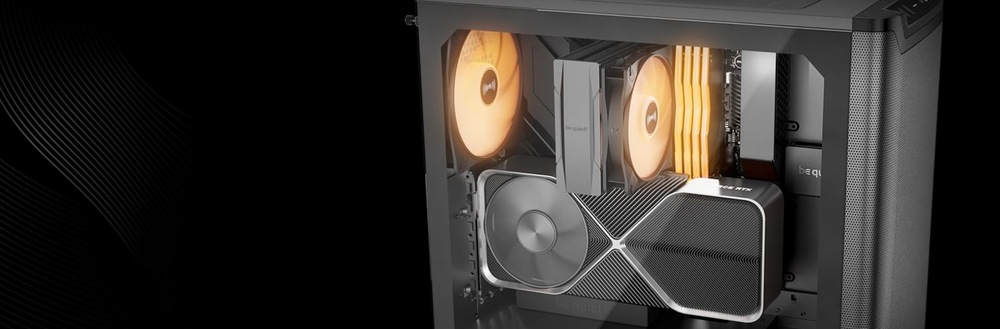 Elegantní otevřená počítačová skříň zobrazuje na černém pozadí komponenty, včetně velké grafické karty, chladicích ventilátorů a zářících oranžových LED světel.