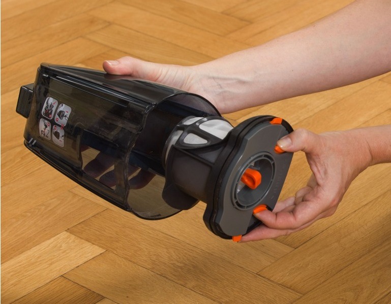 Filtry pro vysavače Electrolux EF142 Detail na vkládání filtru Electrolux EF142 do vysavače Electrolux ErgoRapido
