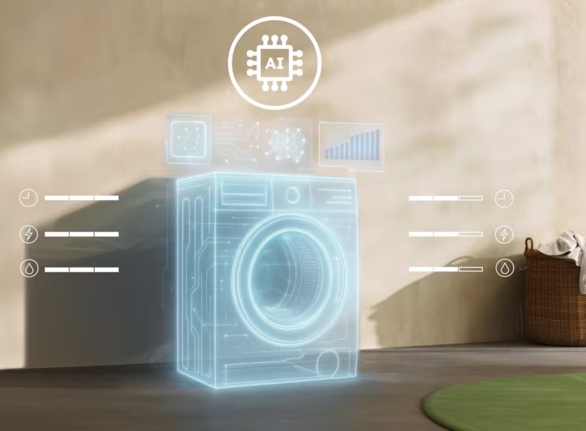 Pračka Electrolux Série 600 EW6F8482C bílá Stylizovaná pračka zobrazená jako futuristický hologram s ikonou AI nad ní. Kolem pračky se vznášejí digitální grafy a symboly představující čas, spotřebu energie a vody. Vpravo je koš s prádlem.