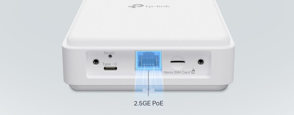 Bílý router TP-Link s porty USB typu C, 2,5GE PoE a slotem pro kartu Nano SIM. Modré zvýraznění na ethernetovém portu zdůrazňuje konektivitu.