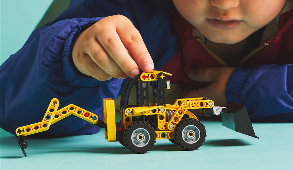Stavebnice LEGO® Technic 42197 Zadní nakladač Stabilizační podpěry a další pohyblivé prvky přibližují dětem fungování skutečných stavebních strojů.