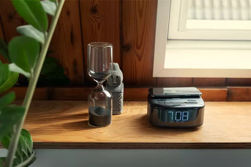 Radiobudík Philips TAR7705 Qi černý