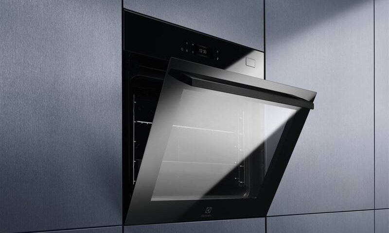 Trouba Electrolux 800 PRO EOB8S39Z černá