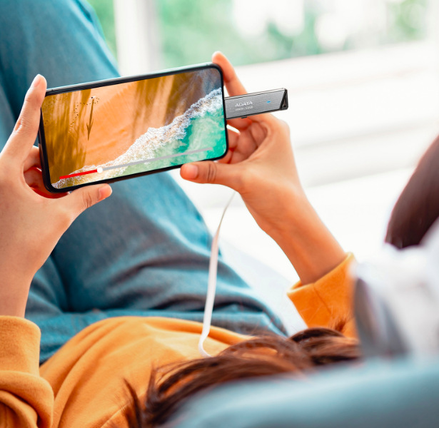 ADATA UE800 128GB připojený k mobilnímu telefonu při sledování videa z externího úložiště